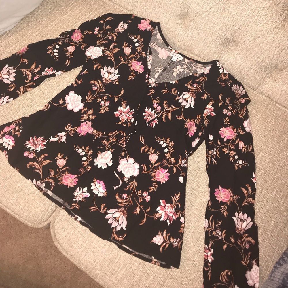 🔴LAST CHANCE 🔴 NWOT love Fire XS top